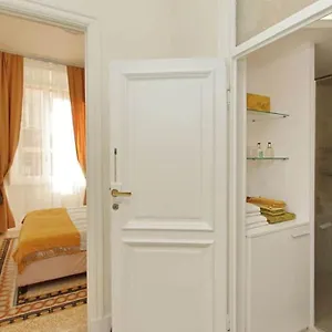 elegant-apartment-in-the-heart-of-rome-navona-area.it-romehotels.com/